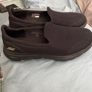 Woman’s Skechers GoWalk Slip On Shoes Black Size 9.5